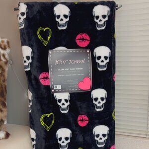 NWT Betsey Johnson Skull Throw Blanket